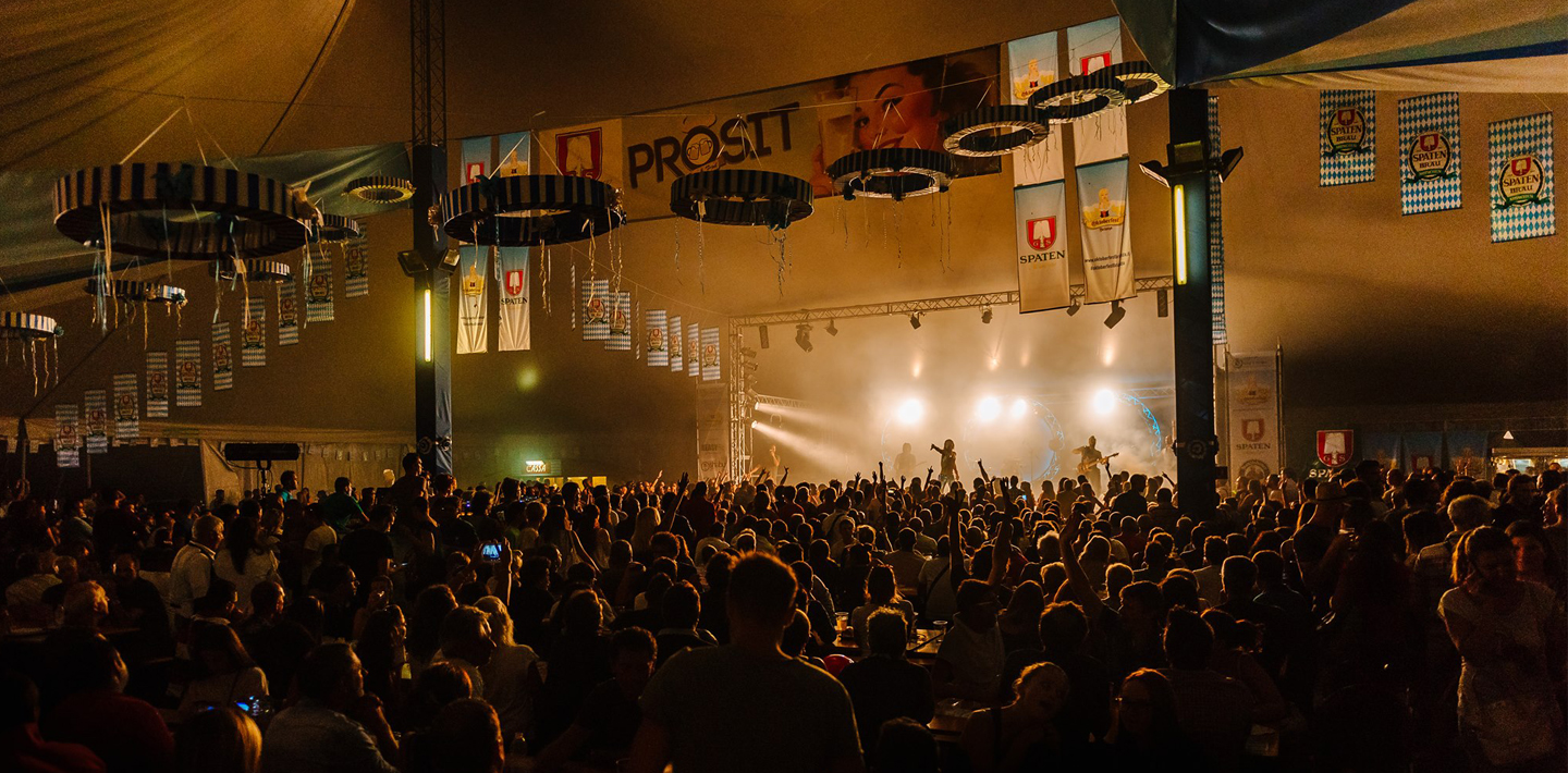 Vol publiek in een feesttent tijdens een live tributeshow